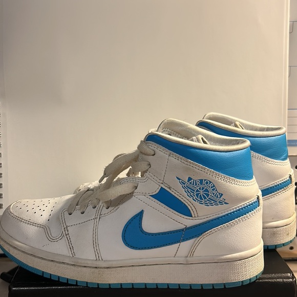 Jordan 1 Mid UNC (Women's) - Picture 2 of 4